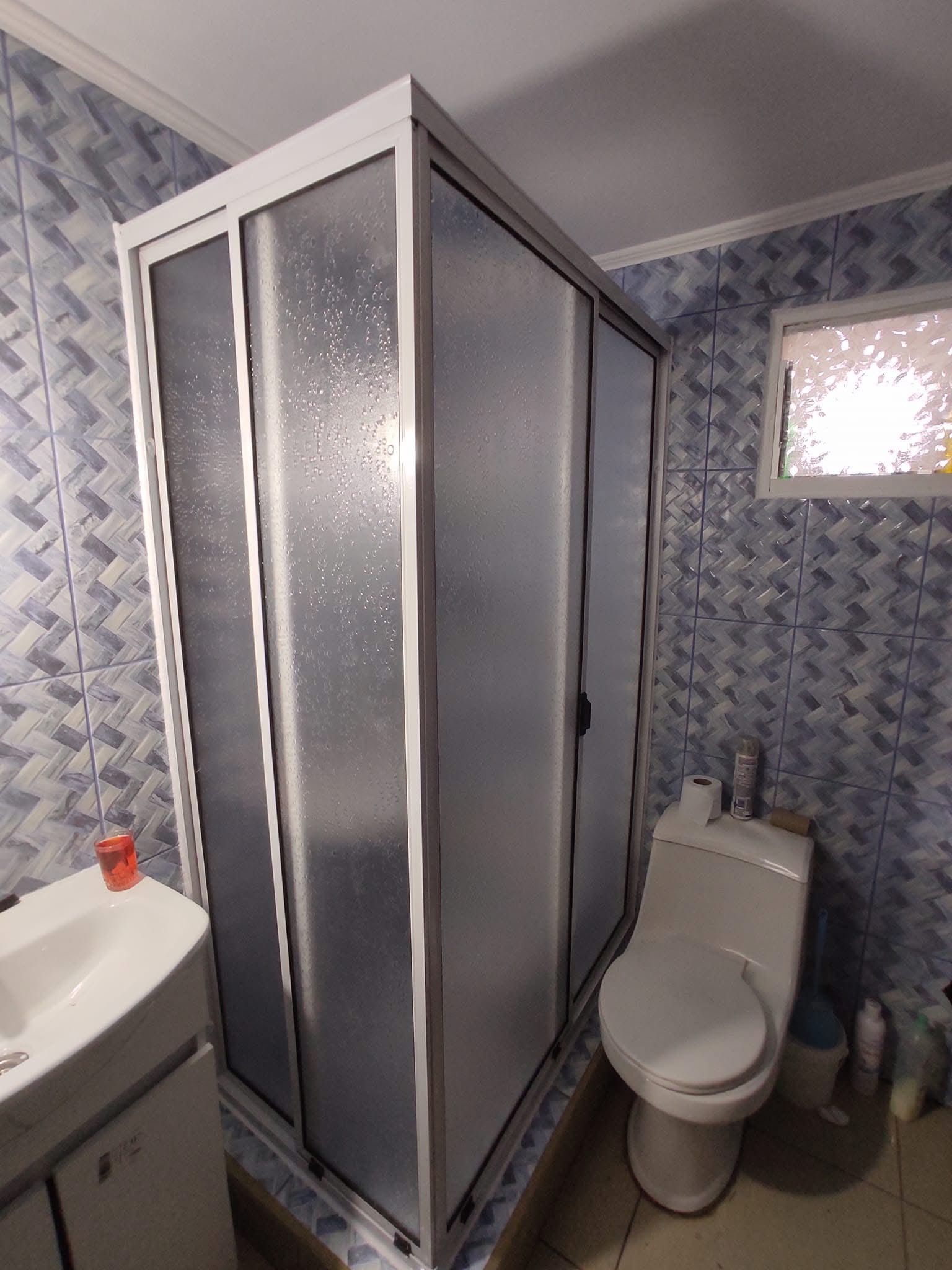 Shower door corredizo